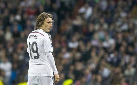 客战那不勒斯替补登场，科斯蒂奇达成尤文生涯100场里程碑（客场对阵那不勒斯，科斯蒂奇替补亮相迎来尤文第100场）