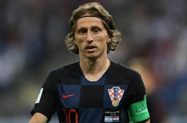 波兰足协谴责投掷烟火球迷：绝不容忍任何违反安全规定的行为（波兰足协痛斥投掷烟火球迷：对任何违反安全规定的行为零容忍）